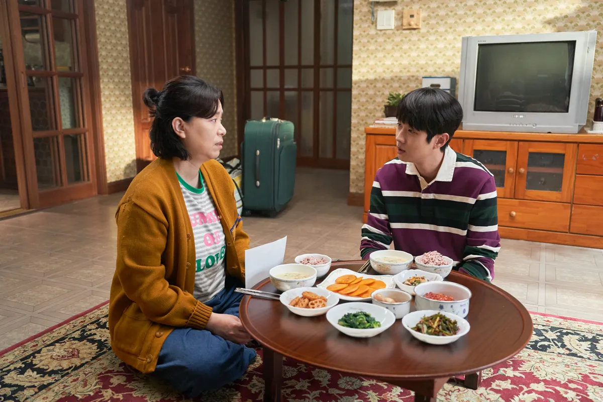 Cặp mẹ con phim "K&yacute; sinh tr&ugrave;ng" t&aacute;i ngộ trong phim mới- Ảnh 1.