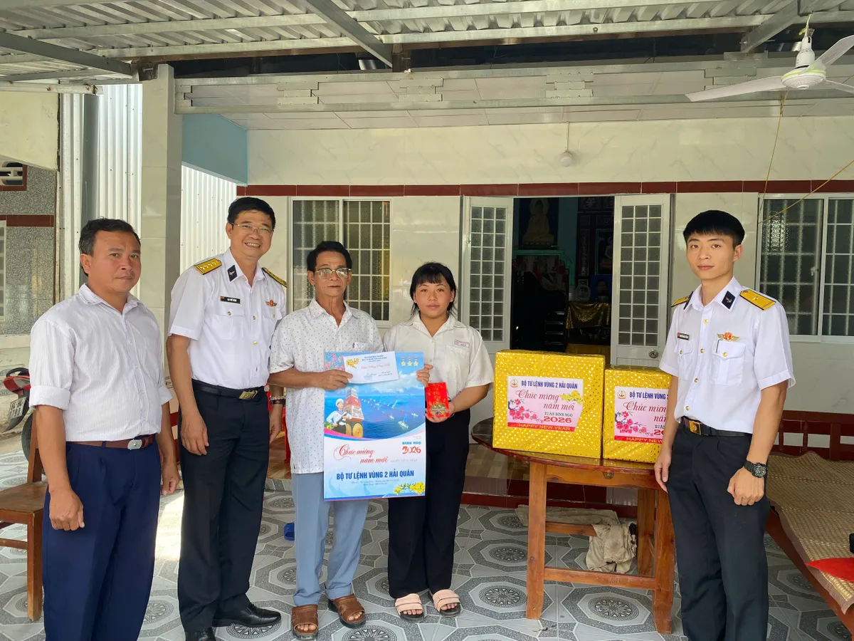 Ấm áp nghĩa tình quân dân những ngày giáp Tết Bính Ngọ- Ảnh 4. Ấm áp nghĩa tình quân dân những ngày giáp Tết Bính Ngọ- Ảnh 4.