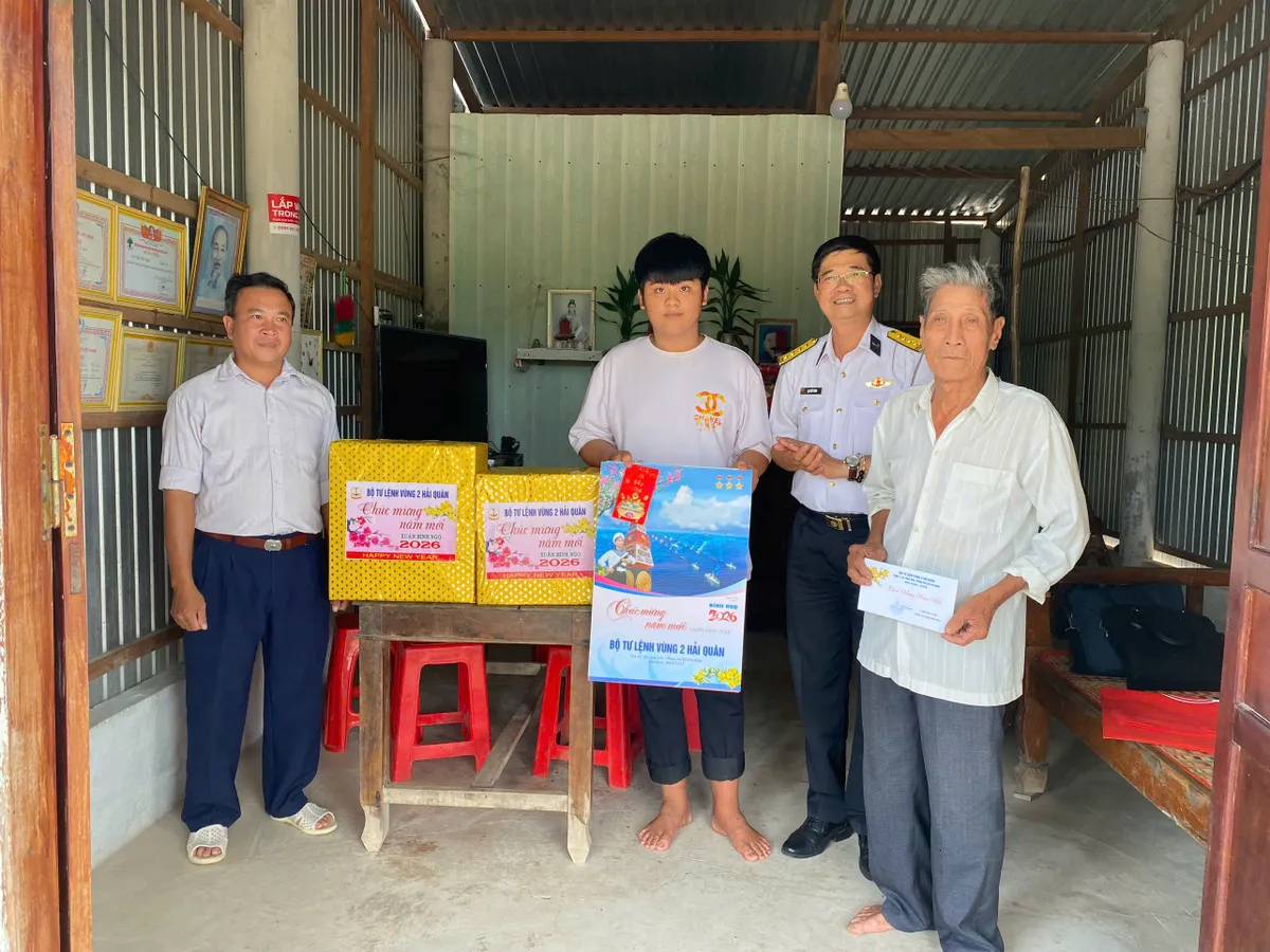 Ấm áp nghĩa tình quân dân những ngày giáp Tết Bính Ngọ- Ảnh 5. Ấm áp nghĩa tình quân dân những ngày giáp Tết Bính Ngọ- Ảnh 5.