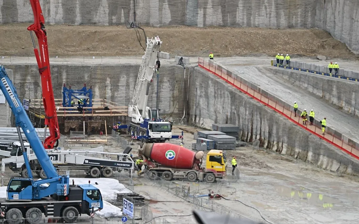 Công trường dự án điện hạt nhân Paks II gần thành phố Paks, miền Nam Hungary, ngày 5/2/2026, khi quá trình đổ bê tông chính thức bắt đầu. (Ảnh: AFP)