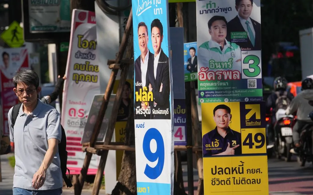 Một người đàn ông đi ngang các áp phích vận động tranh cử tại Bangkok, Thái Lan, ngày 4/2/2026. (Ảnh: AP)