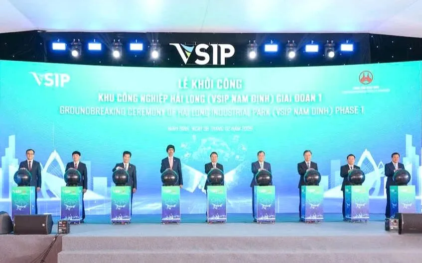 Bí thư Tỉnh ủy Ninh Bình Đặng Xuân Phong và Ngài Rajpal Singh, Đại sứ đặc mệnh toàn quyền nước Cộng hòa Singapore tại Việt Nam cùng các đại biểu thực hiện nghi thức khởi công Khu Công nghiệp Hải Long giai đoạn 1.