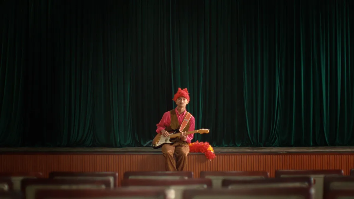 Nguyễn H&ugrave;ng tr&igrave;nh l&agrave;ng ca kh&uacute;c nhạc phim "C&aacute;m ơn người đ&atilde; thức c&ugrave;ng t&ocirc;i" - Ảnh 1.