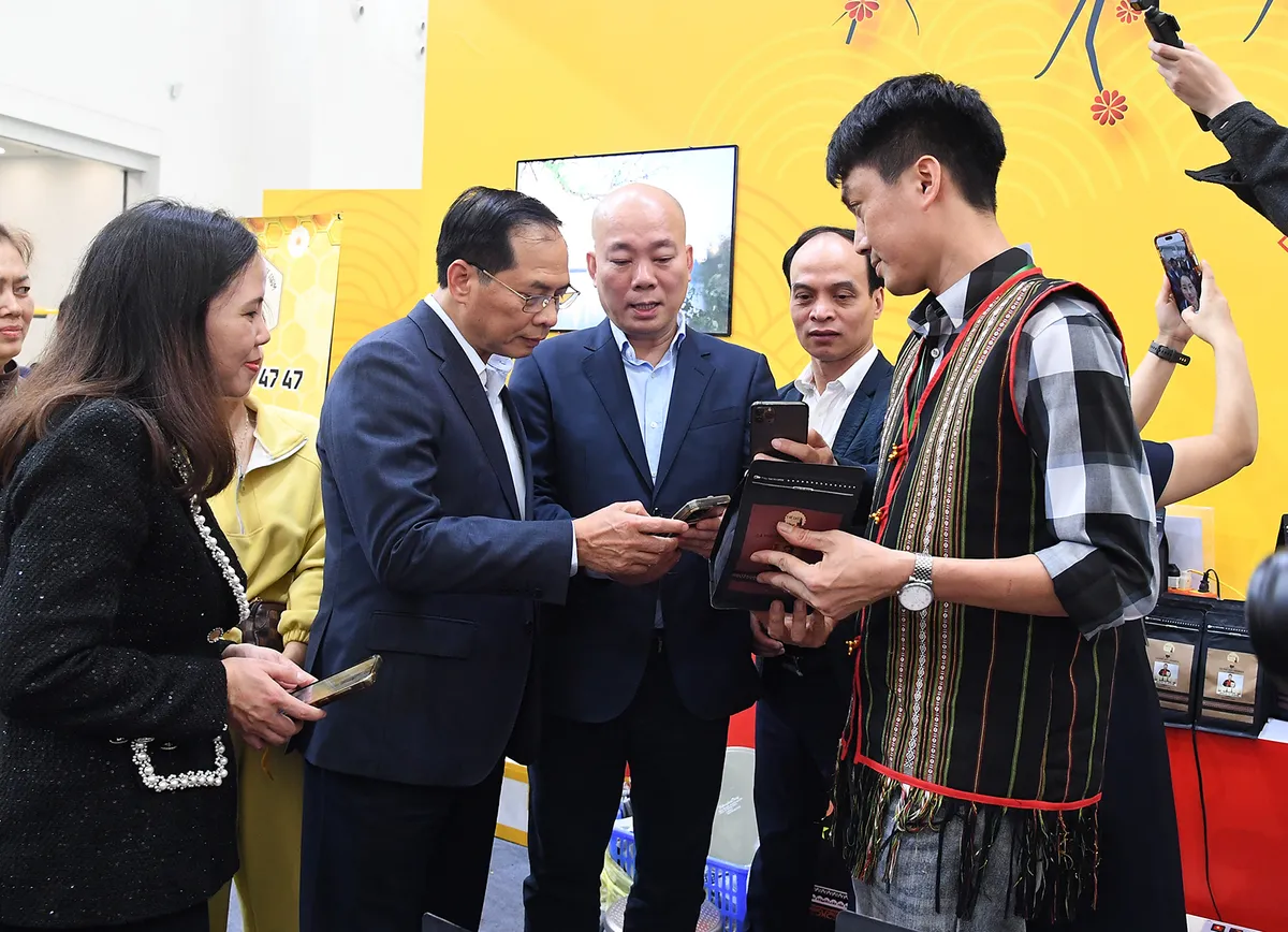 Ph&oacute; Thủ tướng B&ugrave;i Thanh Sơn tham quan, mua h&agrave;ng tại Hội chợ m&ugrave;a Xu&acirc;n 2026 - Ảnh 2.