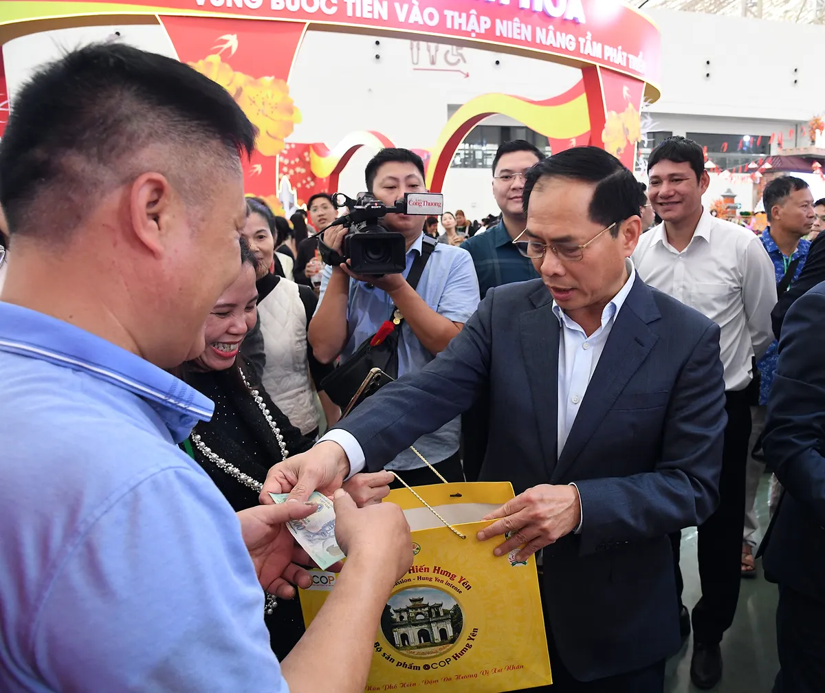 Ph&oacute; Thủ tướng B&ugrave;i Thanh Sơn tham quan, mua h&agrave;ng tại Hội chợ m&ugrave;a Xu&acirc;n 2026 - Ảnh 3.