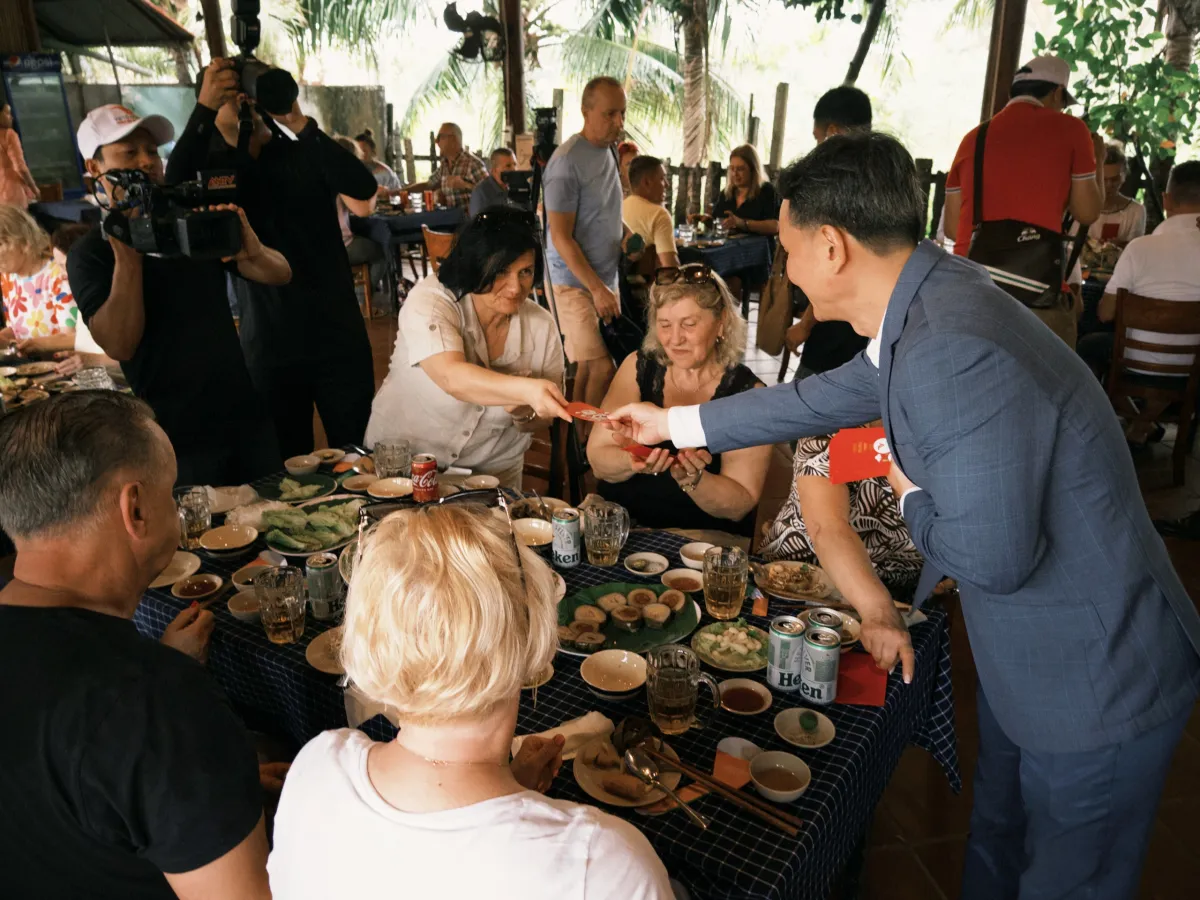 Kh&aacute;ch T&acirc;y n&ocirc; nức về miền T&acirc;y ăn Tết, m&ecirc; mẩn trải nghiệm văn h&oacute;a Việt- Ảnh 1.