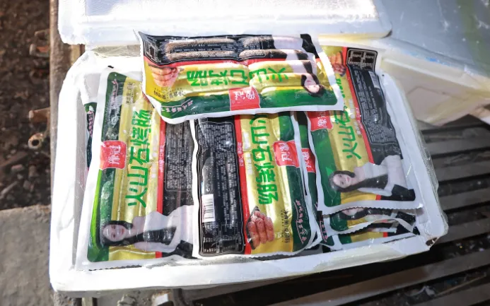 Lực lượng chức năng thu giữ 6,3 tấn lạp xưởng. 