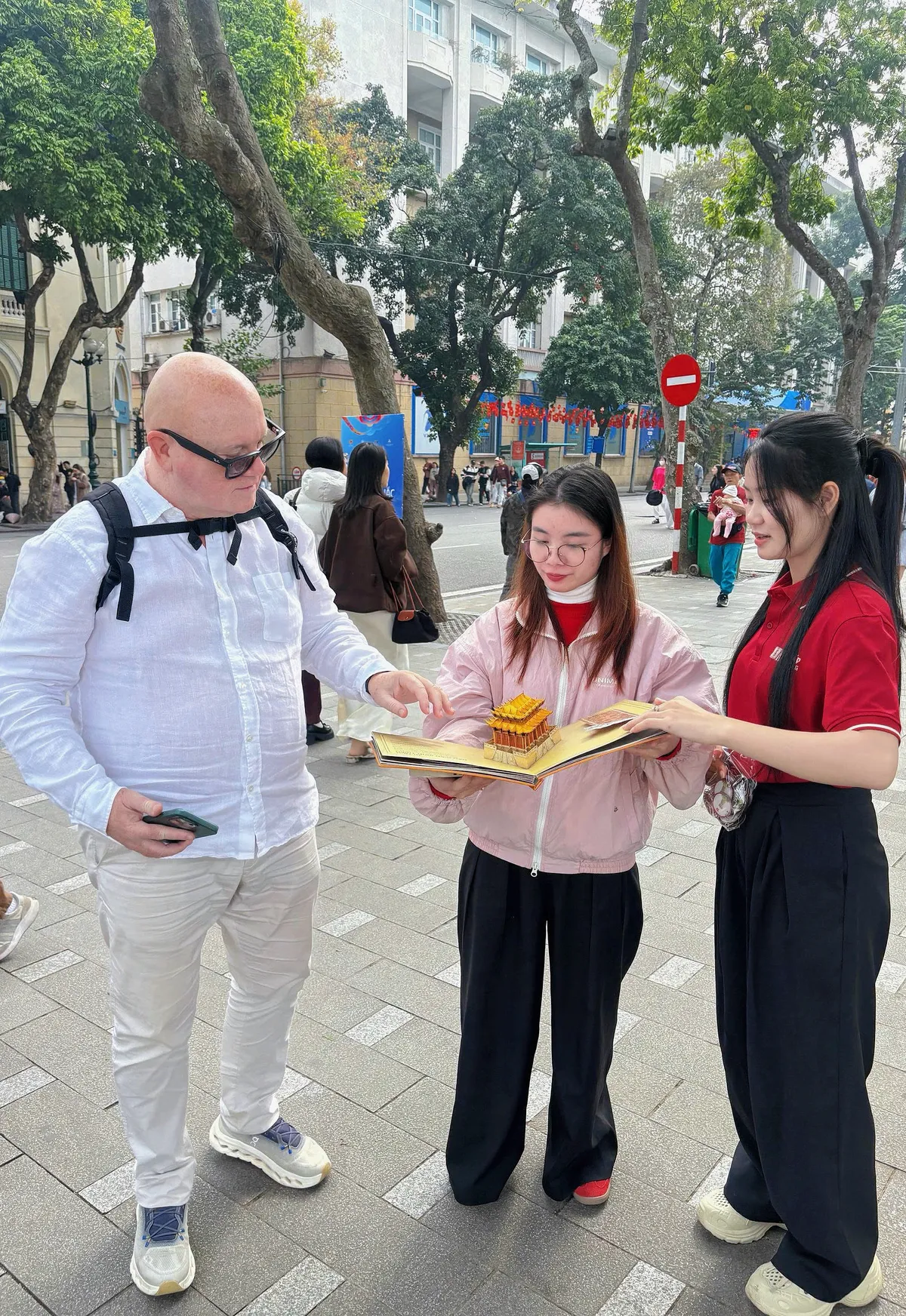 Sinh vi&ecirc;n Việt &ldquo;đ&aacute;nh thức&rdquo; lịch sử Việt bằng pop-up 3D v&agrave; c&ocirc;ng nghệ AR- Ảnh 4.