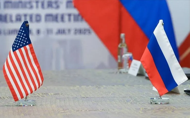 Cờ Mỹ và cờ Nga. (Ảnh: AA)