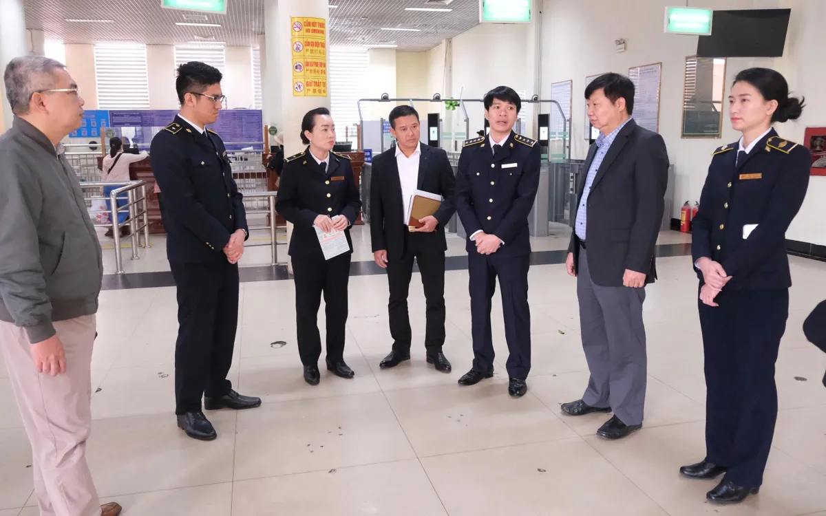 Đoàn công tác kiểm tra công tác giám sát, phòng, chống dịch tại khu vực xuất nhập cảnh cửa khẩu Quốc tế Hữu Nghị, tỉnh Lạng Sơn. Ảnh: Bộ Y tế