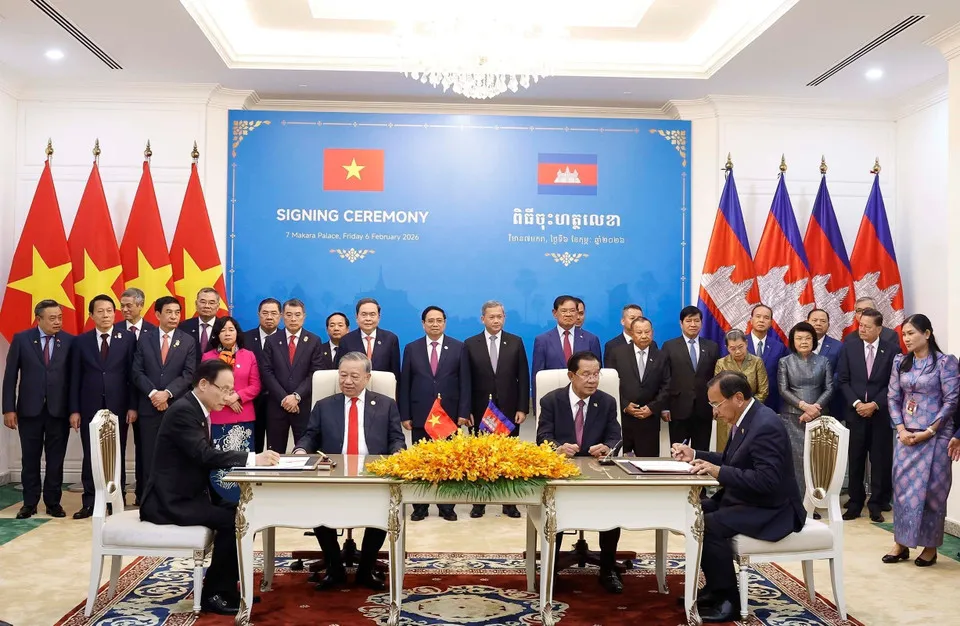 Tổng B&iacute; thư T&ocirc; L&acirc;m chứng kiến Lễ k&yacute; v&agrave; trao c&aacute;c văn kiện hợp t&aacute;c tại Campuchia - Ảnh 3.