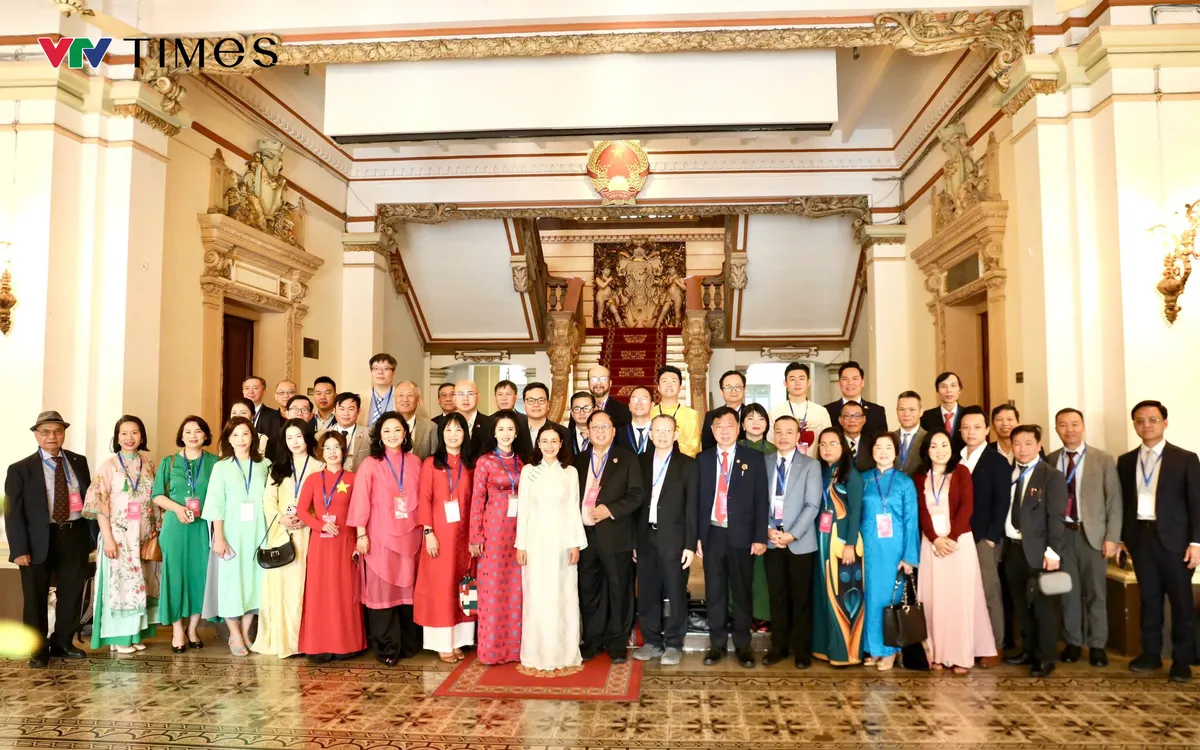 Lãnh đạo Thành phố và các đại biểu kiều bào tại trụ sở Ủy ban nhân dân TP Hồ Chí Minh 