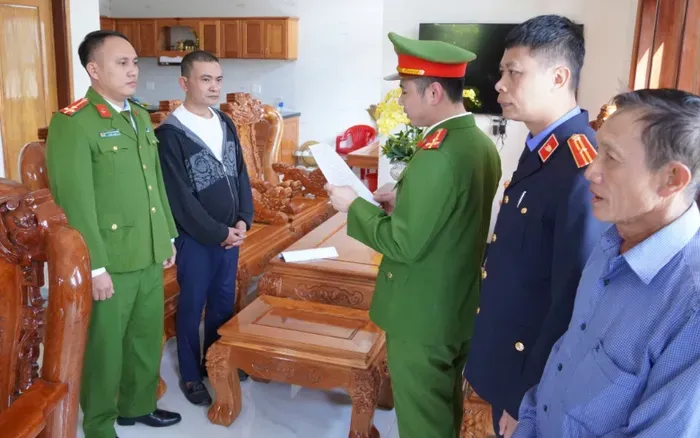 Khởi tố nh&oacute;m đối tượng x&ocirc;ng v&agrave;o b&atilde;i c&aacute;t g&acirc;y rối, c&oacute; h&agrave;nh vi th&ocirc; bạo với thai phụ- Ảnh 1.