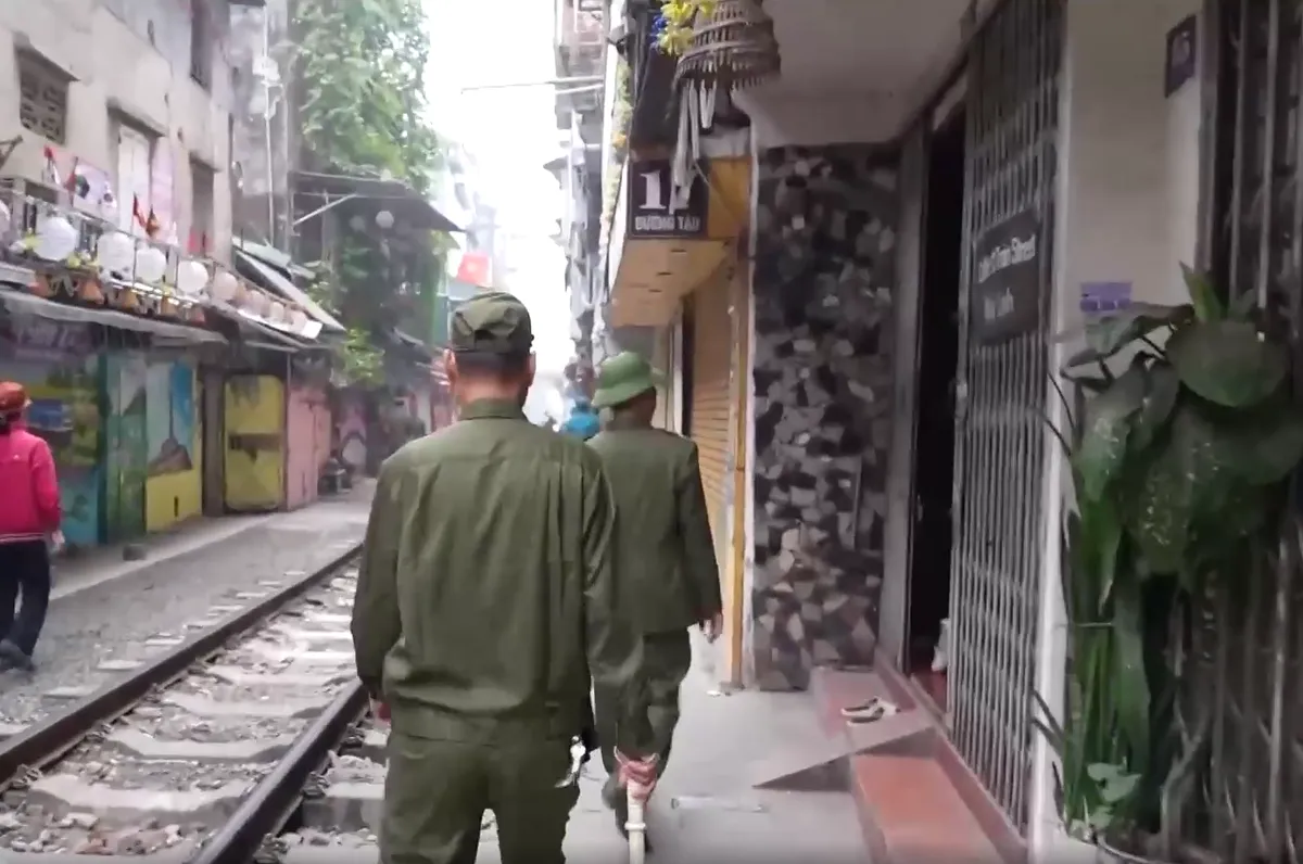 Siết chặt vi phạm h&agrave;nh lang an to&agrave;n đường sắt tại &ldquo;phố c&agrave; ph&ecirc; đường t&agrave;u&rdquo; - Ảnh 3.