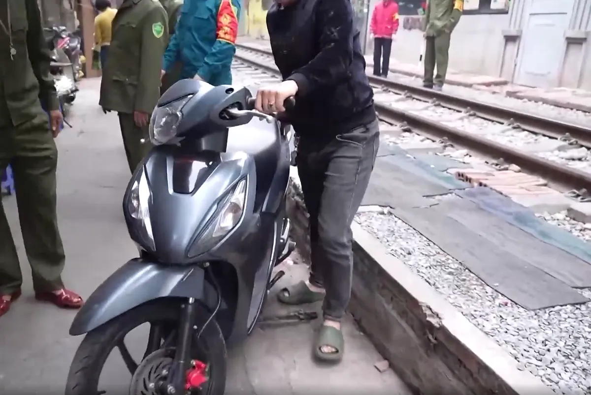 Siết chặt vi phạm h&agrave;nh lang an to&agrave;n đường sắt tại &ldquo;phố c&agrave; ph&ecirc; đường t&agrave;u&rdquo; - Ảnh 2.