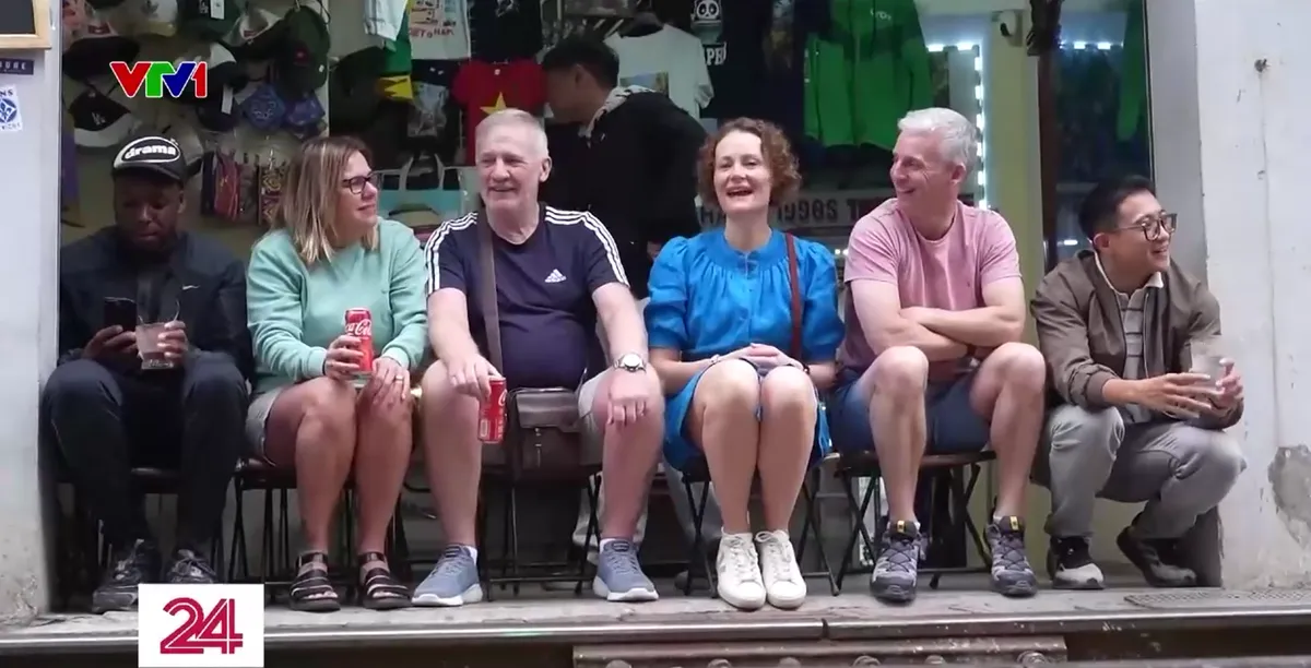 Siết chặt vi phạm h&agrave;nh lang an to&agrave;n đường sắt tại &ldquo;phố c&agrave; ph&ecirc; đường t&agrave;u&rdquo; - Ảnh 1.