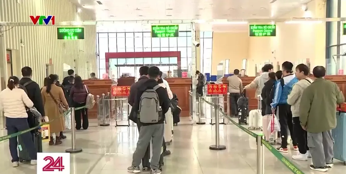 Cửa khẩu Hữu Nghị th&ocirc;ng suốt trước Tết, h&agrave;ng chục ngh&igrave;n người xuất nhập cảnh mỗi ng&agrave;y- Ảnh 1.