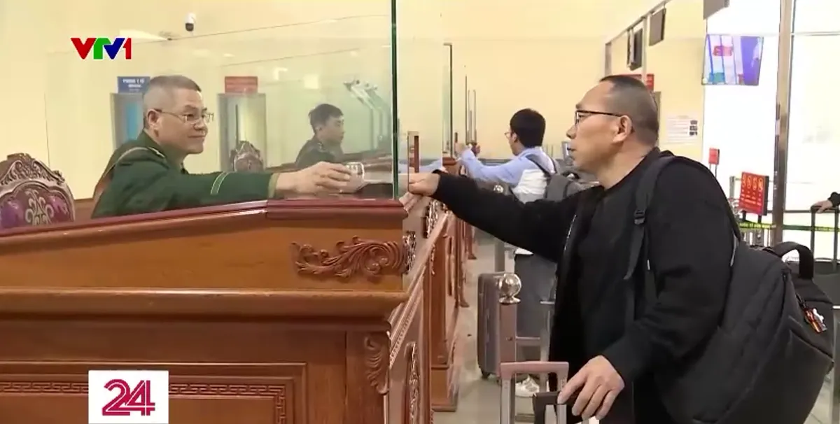 Cửa khẩu Hữu Nghị th&ocirc;ng suốt trước Tết, h&agrave;ng chục ngh&igrave;n người xuất nhập cảnh mỗi ng&agrave;y- Ảnh 2.