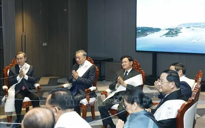 Tối 5/2/2026, tai Thủ đô Vientiane, Tổng Bí thư Tô Lâm cùng các đồng chí lãnh đạo Đảng, Nhà nước Việt Nam dự Lễ buộc chỉ cổ tay truyền thống của Lào do Tổng Bí thư, Chủ tịch nước Lào Thongloun Sisoulith chủ trì. Ảnh: TTXVN