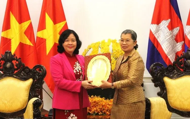 Phó Chủ tịch Đảng Nhân Campuchia Men Sam An tặng quà lưu niệm cho Chủ tịch Ủy ban Trung ương Mặt trận Tổ quốc Việt Nam Bùi Thị Minh Hoài. (Ảnh: TTXVN)