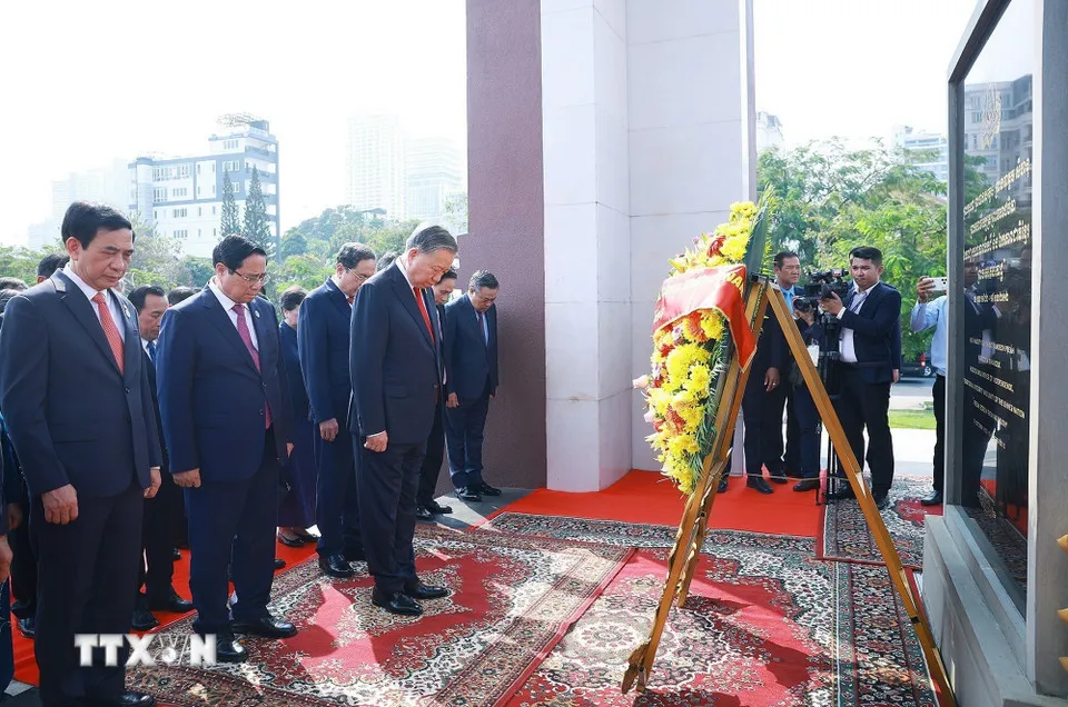 Tổng B&iacute; thư T&ocirc; L&acirc;m đặt v&ograve;ng hoa tại Đ&agrave;i Độc lập, Đ&agrave;i tưởng niệm cố Quốc vương Norodom Sihanouk - Ảnh 3.
