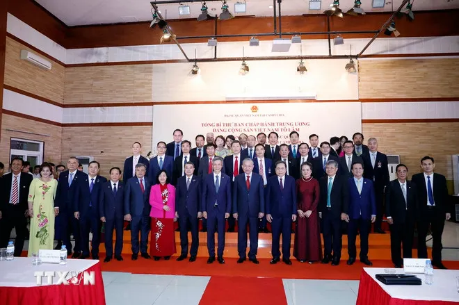 Tổng B&iacute; thư T&ocirc; L&acirc;m gặp c&aacute;n bộ Đại sứ qu&aacute;n v&agrave; cộng đồng người Việt ở Campuchia - Ảnh 2.