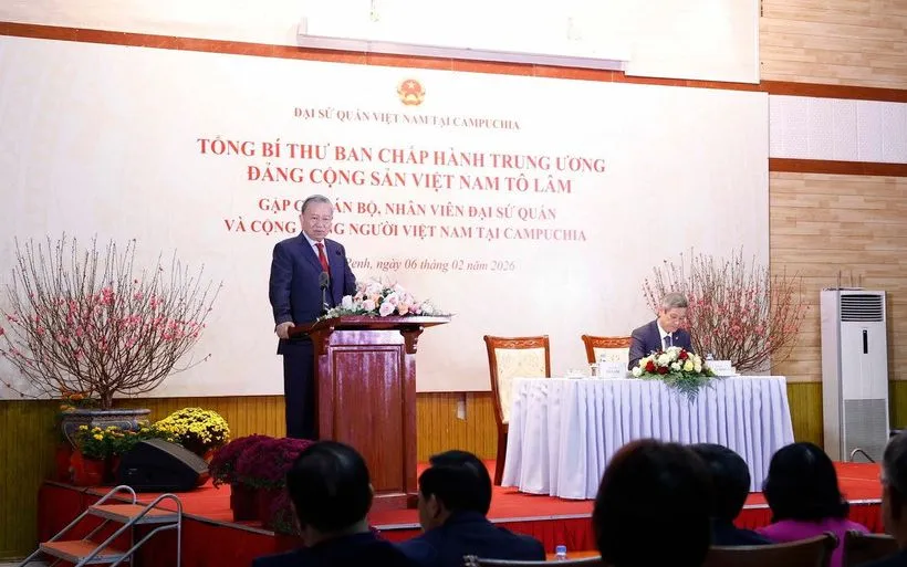 Tổng Bí thư Tô Lâm phát biểu tại cuộc gặp gỡ cán bộ, nhân viên Đại sứ quán và cộng đồng người Việt Nam tại Campuchia. (Ảnh: TTXVN)
