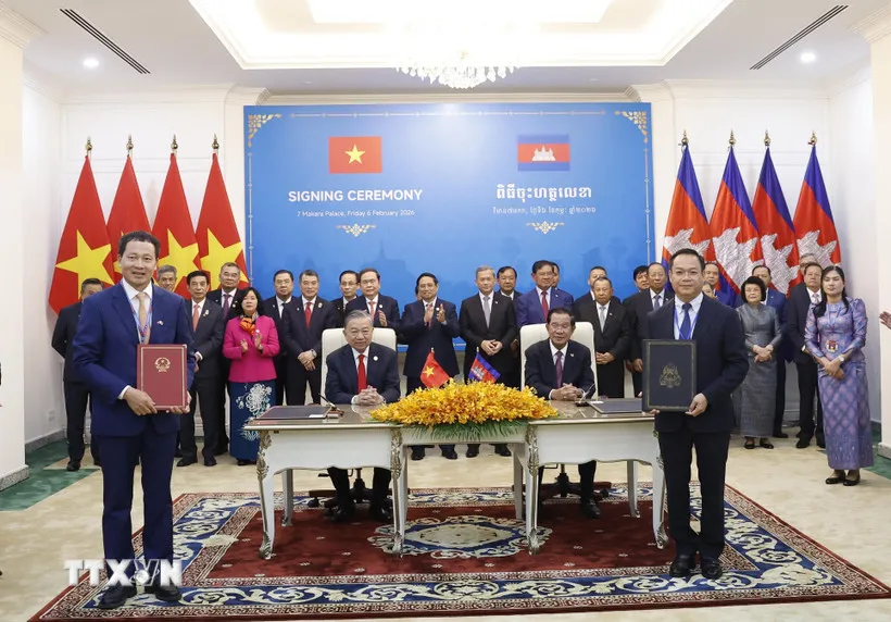 Tổng B&iacute; thư T&ocirc; L&acirc;m chứng kiến Lễ k&yacute; v&agrave; trao c&aacute;c văn kiện hợp t&aacute;c tại Campuchia - Ảnh 1.