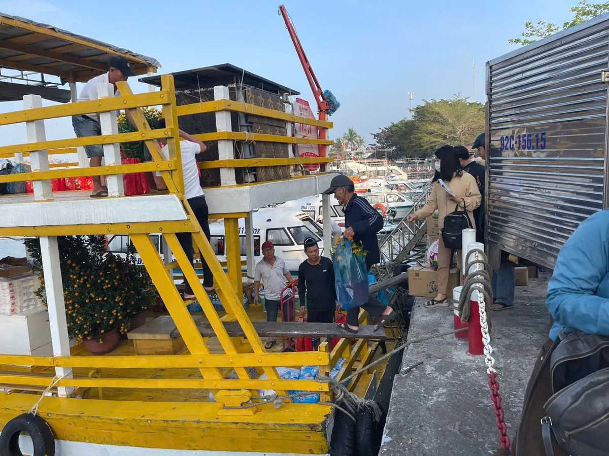 Hội An tăng chuyến vận tải, kịp đưa Tết tới người d&acirc;n C&ugrave; Lao Ch&agrave;m - Ảnh 1.