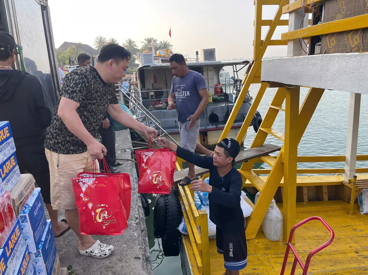 Hội An tăng chuyến vận tải, kịp đưa Tết tới người d&acirc;n C&ugrave; Lao Ch&agrave;m - Ảnh 2.