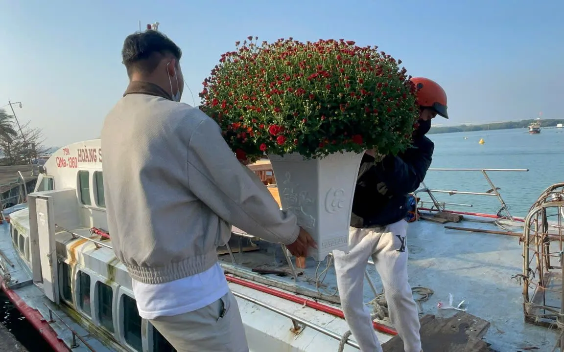 Hội An tăng chuyến vận tải, kịp đưa Tết tới người dân Cù Lao Chàm.