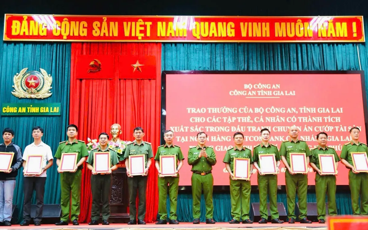 Bộ Công an trao thưởng lực lượng phá án vụ cướp ngân hàng.