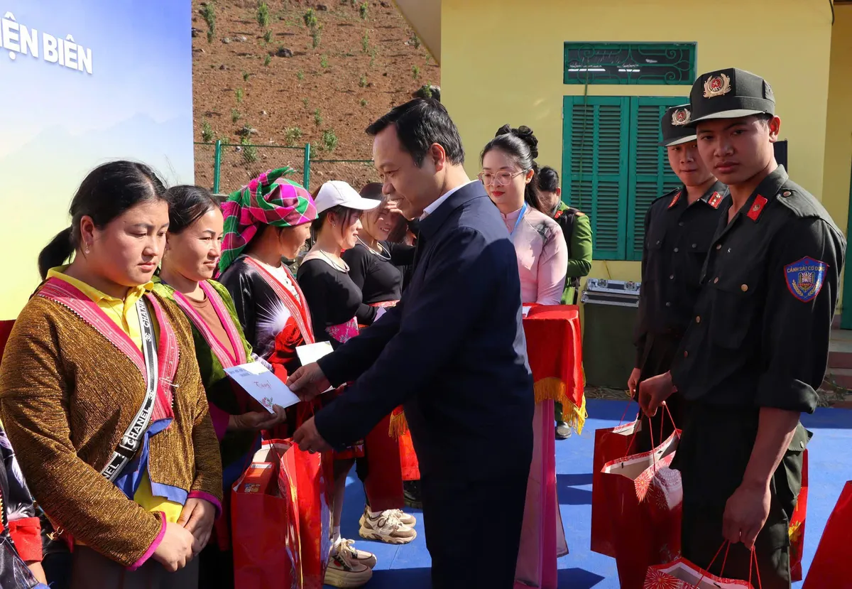 Điện Bi&ecirc;n: 194 hộ d&acirc;n v&ugrave;ng cao S&aacute;ng Nh&egrave; được sử dụng điện lưới quốc gia trước Tết nguy&ecirc;n đ&aacute;n - Ảnh 1.