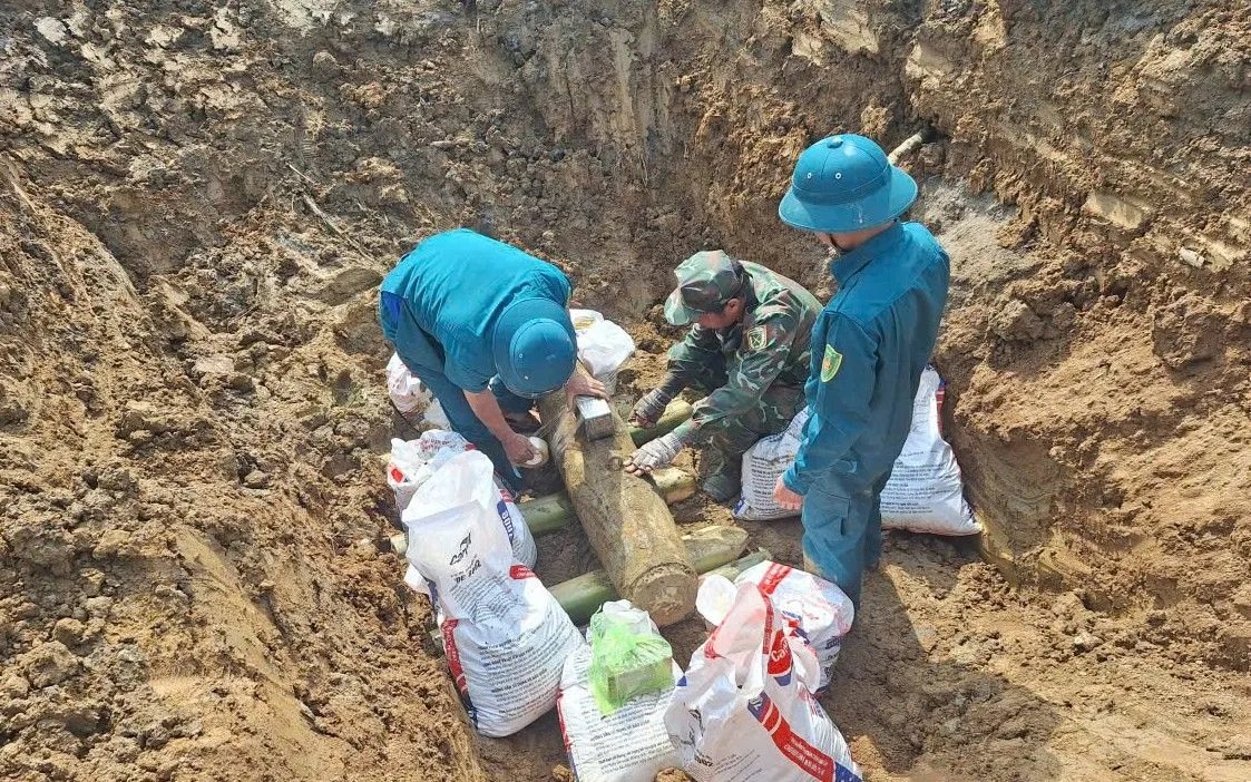 Các lực lượng tiến hành cài đặt thiết bị hủy nổ