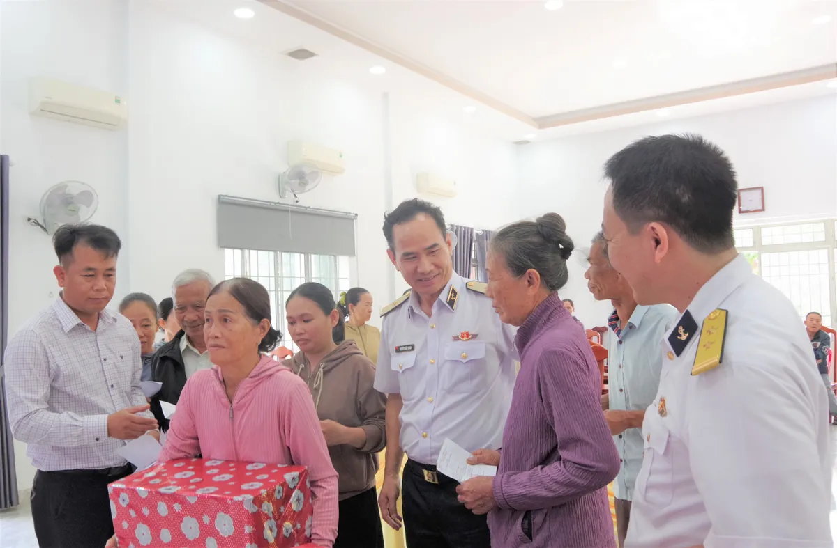 Học viện Hải qu&acirc;n thăm, tặng qu&agrave; c&aacute;c hộ d&acirc;n bị ảnh hưởng bởi thi&ecirc;n tai tại Kh&aacute;nh H&ograve;a - Ảnh 2.