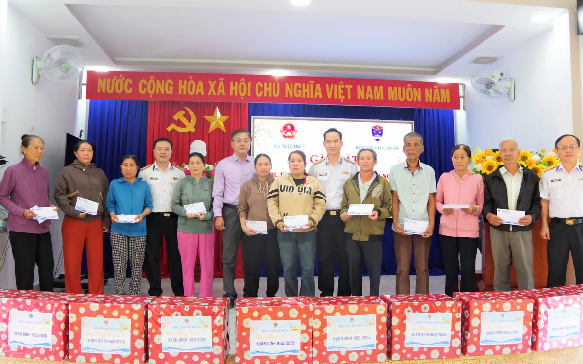 Học viện Hải quân tặng quà cho các gia đình chính sách trên địa bàn xã Suối Hiệp (Khánh Hòa).