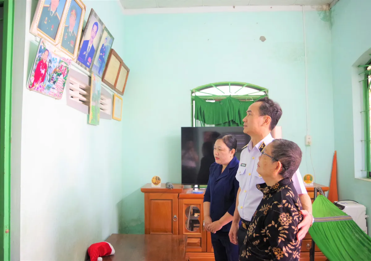 Học viện Hải qu&acirc;n thăm, tặng qu&agrave; c&aacute;c hộ d&acirc;n bị ảnh hưởng bởi thi&ecirc;n tai tại Kh&aacute;nh H&ograve;a - Ảnh 3.