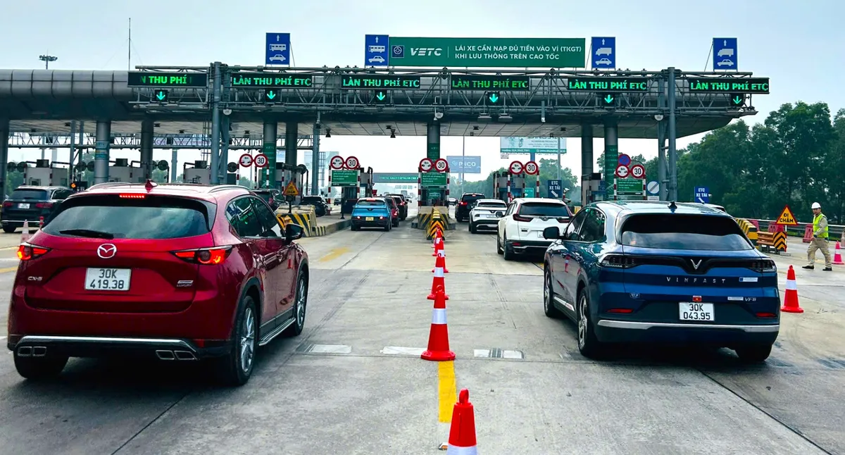 Lưu th&ocirc;ng qua trạm thu ph&iacute; dịp Tết B&iacute;nh Ngọ: Những quy định chủ xe cần lưu &yacute; để tr&aacute;nh bị xử phạt - Ảnh 2.