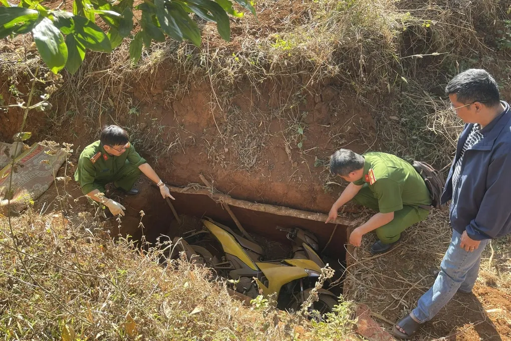 Công an phát hiện chiếc xe máy mà 2 đối tượng cướp ngân hàng chôn cách hiện trường gây án khoảng 5km (Ảnh Công an tỉnh Gia Lai)..webp