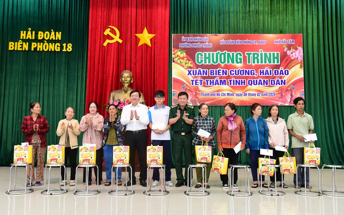 Lãnh đạo Hải đoàn Biên phòng 18 và chính quyền địa phương trao quà tặng các cháu học sinh có hoàn cảnh khó khăn.