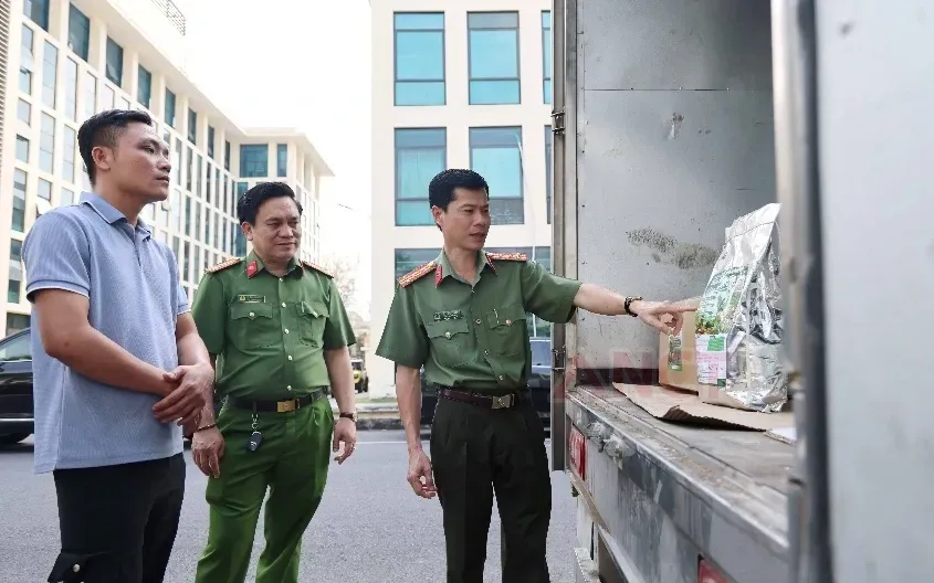 Đại tá Nguyễn Thanh Bình (bìa phải) - Phó Giám đốc Công an thành phố Cần Thơ - trực tiếp chỉ đạo vụ án. Ảnh: Công an Cần Thơ