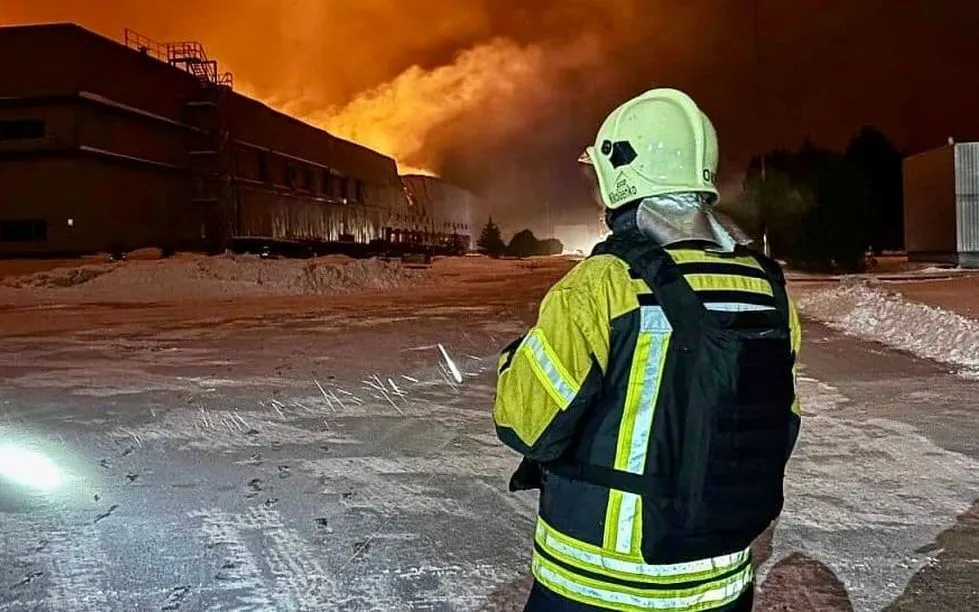 Hiện trường vụ tấn công của Nga vào một kho hàng ở Kiev ngày 7/2 (Ảnh: Kyiv Independent)