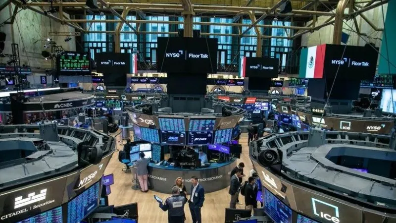 Phố Wall ng&acirc;p sắc xanh, Dow Jones lần đầu vượt 50.000 điểm - Ảnh 1.