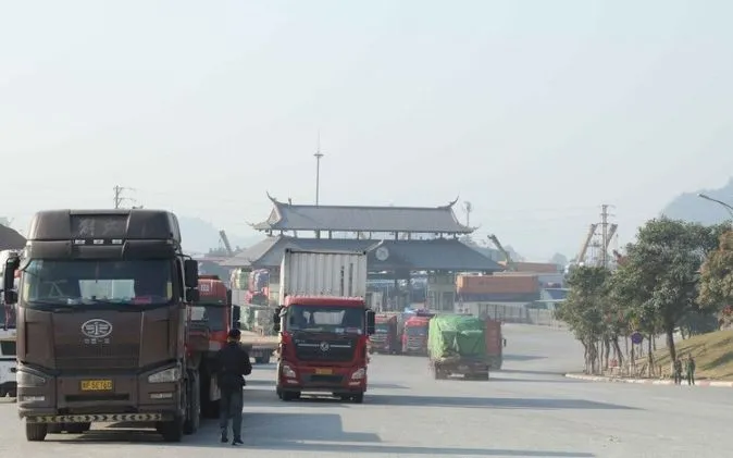 Phương tiện xuất nhập khẩu hàng hóa trong khu vực cửa khẩu quốc tế Hữu Nghị, Lạng Sơn. (Ảnh: Quang Duy/TTXVN)