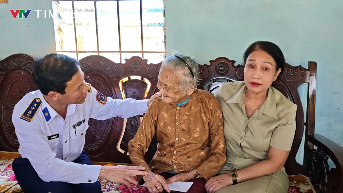 Cảnh s&aacute;t biển 2 tặng qu&agrave; Tết cho c&aacute;c Mẹ Việt Nam anh h&ugrave;ng v&agrave; gia đ&igrave;nh ch&iacute;nh s&aacute;ch Quảng Ng&atilde;i - Ảnh 1.