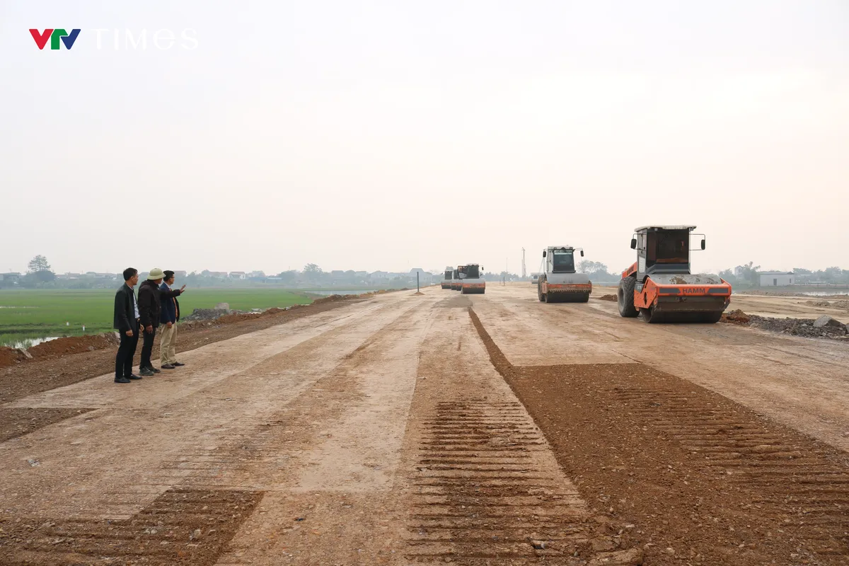 Ninh B&igrave;nh: Rộn r&agrave;ng kh&iacute; thế thi đua tr&ecirc;n c&aacute;c c&ocirc;ng tr&igrave;nh trọng điểm- Ảnh 2.