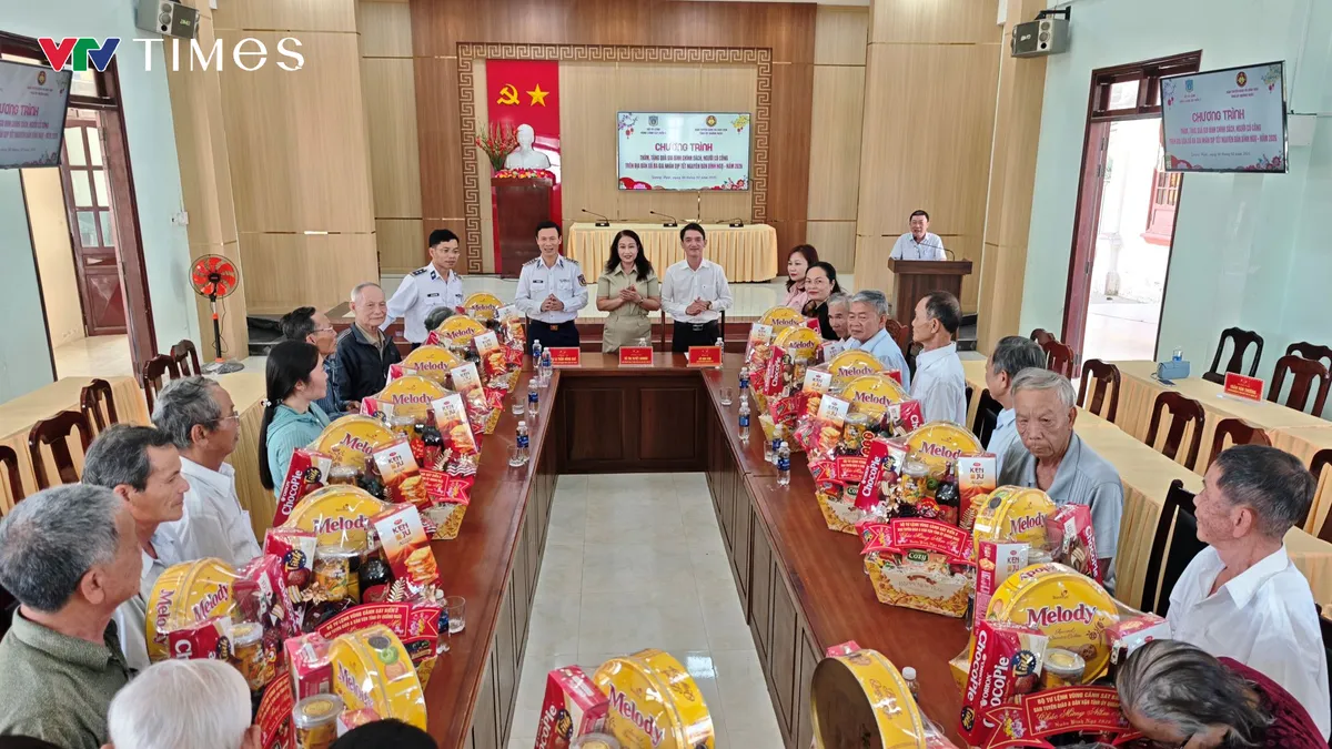 Cảnh s&aacute;t biển 2 tặng qu&agrave; Tết cho c&aacute;c Mẹ Việt Nam anh h&ugrave;ng v&agrave; gia đ&igrave;nh ch&iacute;nh s&aacute;ch Quảng Ng&atilde;i - Ảnh 2.