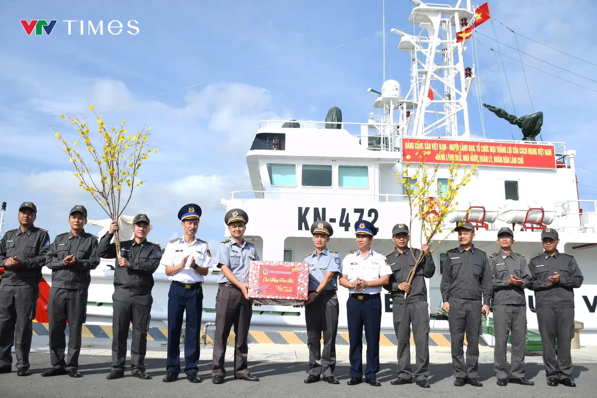 Cảnh s&aacute;t biển 3 kiểm tra sẵn s&agrave;ng chiến đấu, thăm ch&uacute;c Tết c&aacute;n bộ, chiến sĩ Trường  Sa- Ảnh 1.