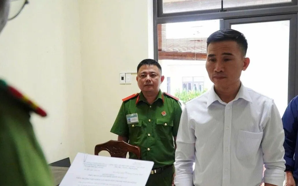 Cơ quan cảnh sát điều tra công an thành phố Đà Nẵng thực hiện lệnh bắt tạm giam Nguyễn Văn Hoàng.