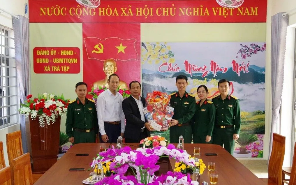 Bộ CHQS thành phố Đà Nẵng trao quà cho UBND xã Trà Lập. 